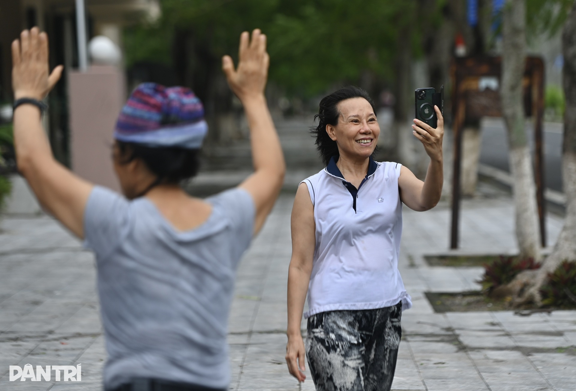 Trời đẹp, nhiều người Hải Phòng ra biển check-in bão bị yêu cầu quay xe - 14 Trời đẹp, nhiều người Hải Phòng ra biển check-in bão bị yêu cầu quay xe - 14