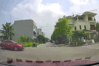 Ô tô lao vào nhau ở ngã tư, bung túi khí