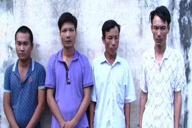 Bắt nhóm đối tượng chuyên bảo kê, thu tiền máy gặt lúa