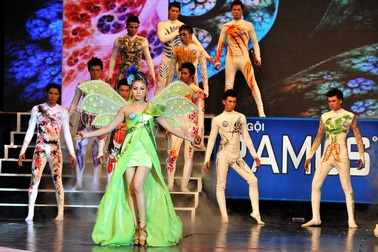 Những sắc màu trong đêm chung kết siêu mẫu 2010 