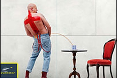 Tranh cãi về áp phích quảng cáo… đi tiểu