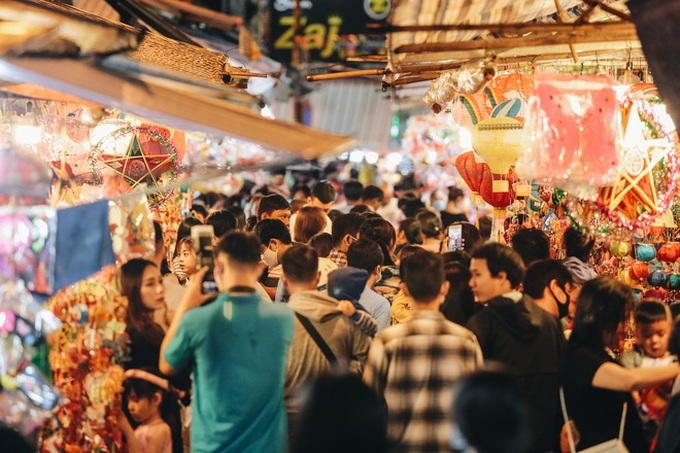 Người Sài Gòn đeo khẩu trang, đón Trung thu sớm trên phố lồng đèn - Ảnh 2. Người Sài Gòn đeo khẩu trang, đón Trung thu sớm trên phố lồng đèn - Ảnh 2.