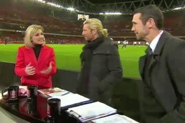 “Tai nạn” bên lề sân bóng tại Cúp FA