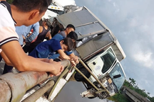 Xe tải treo lơ lửng trên thành cầu sau tai nạn liên hoàn