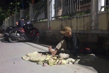 Dân vật vạ chờ chực cả đêm để "ghi danh" làm thủ tục đất đai