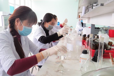 Sinh viên điều chế nước sát khuẩn phát miễn phí, phòng dịch Covid-19