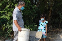 Ông ngoại cùng đường, đưa cháu gái mồ côi đi phụ hồ sau đại dịch