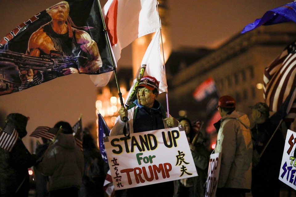 Biển người ủng hộ Trump đổ về, thủ đô Washington cấp tập ngăn bạo loạn - 5 Biển người ủng hộ Trump đổ về, thủ đô Washington cấp tập ngăn bạo loạn - 5