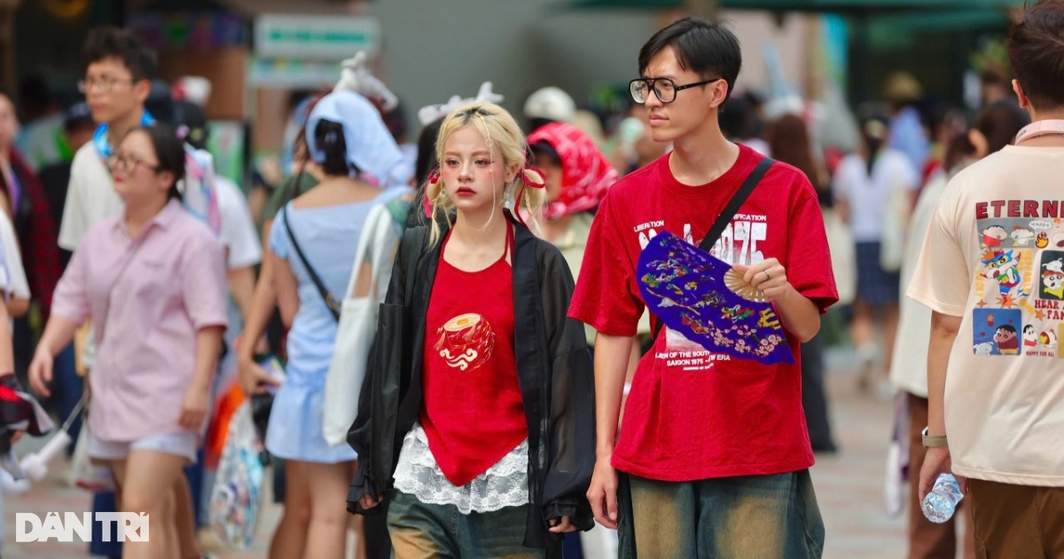 Người hâm mộ "Anh tài" diện mốt độc lạ giữa nắng nóng 40 độ C