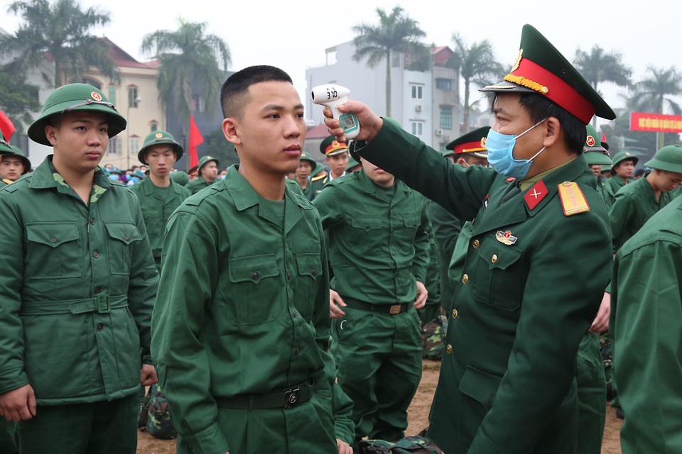 Đo thân nhiệt, phát khẩu trang tại lễ giao nhận quân giữa mùa dịch corona - 5 Đo thân nhiệt, phát khẩu trang tại lễ giao nhận quân giữa mùa dịch corona - 5