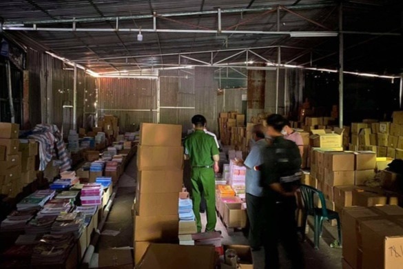 Bắt 2 giám đốc cùng nhiều nhân viên, thu giữ hơn 3 triệu cuốn sách giả - 1