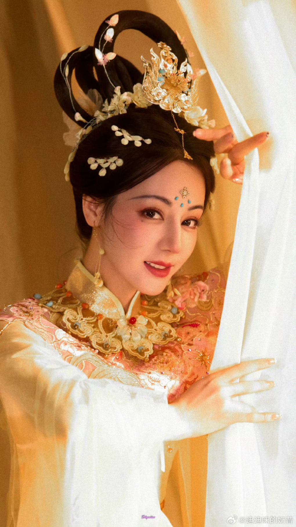 Địch Lệ Nhiệt Ba biến thành Hằng Nga, thu hút hơn 100 triệu lượt xem - 1 Địch Lệ Nhiệt Ba biến thành Hằng Nga, thu hút hơn 100 triệu lượt xem - 1