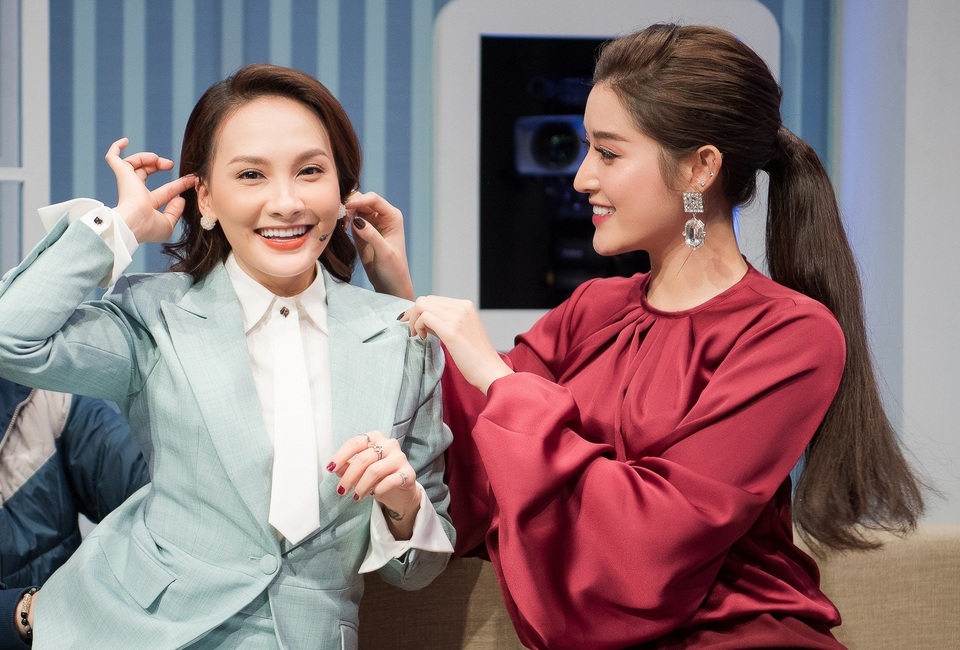 Đứng lên bục cao, Bảo Thanh vẫn bị Huyền My “dìm hàng” chiều cao - 2 Đứng lên bục cao, Bảo Thanh vẫn bị Huyền My “dìm hàng” chiều cao - 2