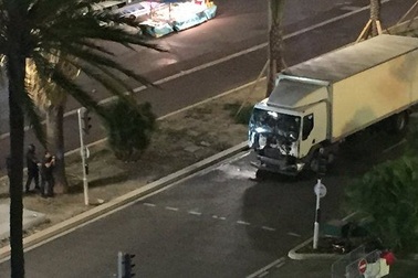 Khoảnh khắc xe tải điên cuồng lao vào đám đông ở Nice, Pháp