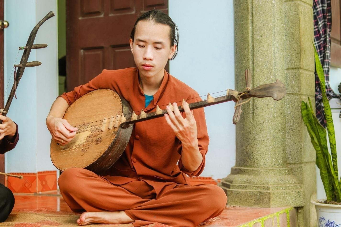 Chàng trai 10X đam mê hát Xẩm trên quê hương nghệ nhân Hà Thị Cầu - 1 Chàng trai 10X đam mê hát Xẩm trên quê hương nghệ nhân Hà Thị Cầu - 1