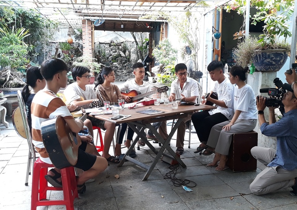 Lớp dạy nhạc miễn phí của một cựu chiến binh ở Bình Định - 2 Lớp dạy nhạc miễn phí của một cựu chiến binh ở Bình Định - 2