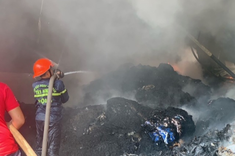 20 tấn vải phế liệu bỗng nhiên bốc cháy dữ dội - 2
