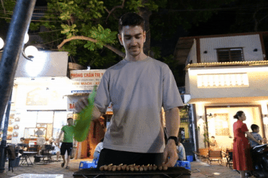 Chàng Tây phụ bạn gái bán bánh xèo, nướng nem lụi gây sốt trên phố Hà Nội