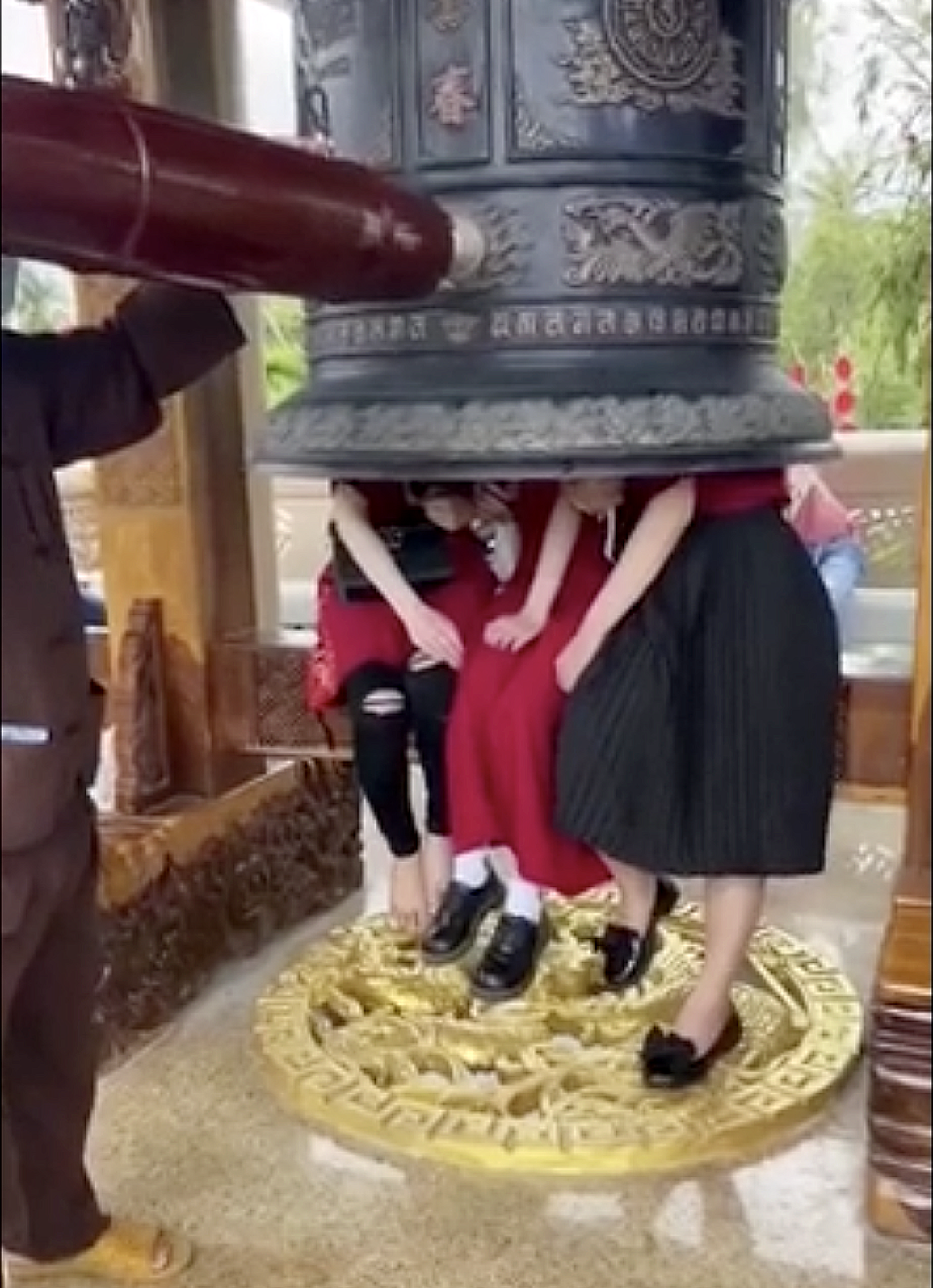 Chui vào chuông chùa để giác ngộ, sờ đầu tượng chữa bệnh - đừng mê muội! - 1 Chui vào chuông chùa để giác ngộ, sờ đầu tượng chữa bệnh - đừng mê muội! - 1