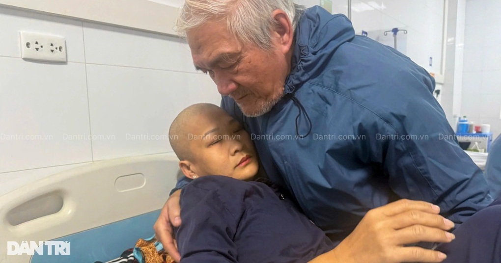 Bố mẹ già yếu, gắng gượng xin từng bữa ăn cho con gái ung thư - 2 Bố mẹ già yếu, gắng gượng xin từng bữa ăn cho con gái ung thư - 2