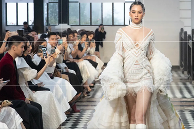 Màn catwalk xuất thần của Tiểu Vy, Vũ Ngọc Anh và khoảnh khắc xúc động của Đạo diễn Long Kan, NTK Lê Thanh Hoà