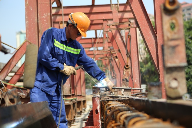 Gấp rút xây dựng hai cây cầu vượt thấp qua hồ Linh Đàm - 8 Gấp rút xây dựng hai cây cầu vượt thấp qua hồ Linh Đàm - 8