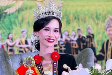 Hoa hậu bị tước vương miện vì nhảy múa thác loạn bên nam giới