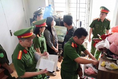 Khởi tố 2 đối tượng thu tiền của nhiều tài xế xe tải để “bao luật”