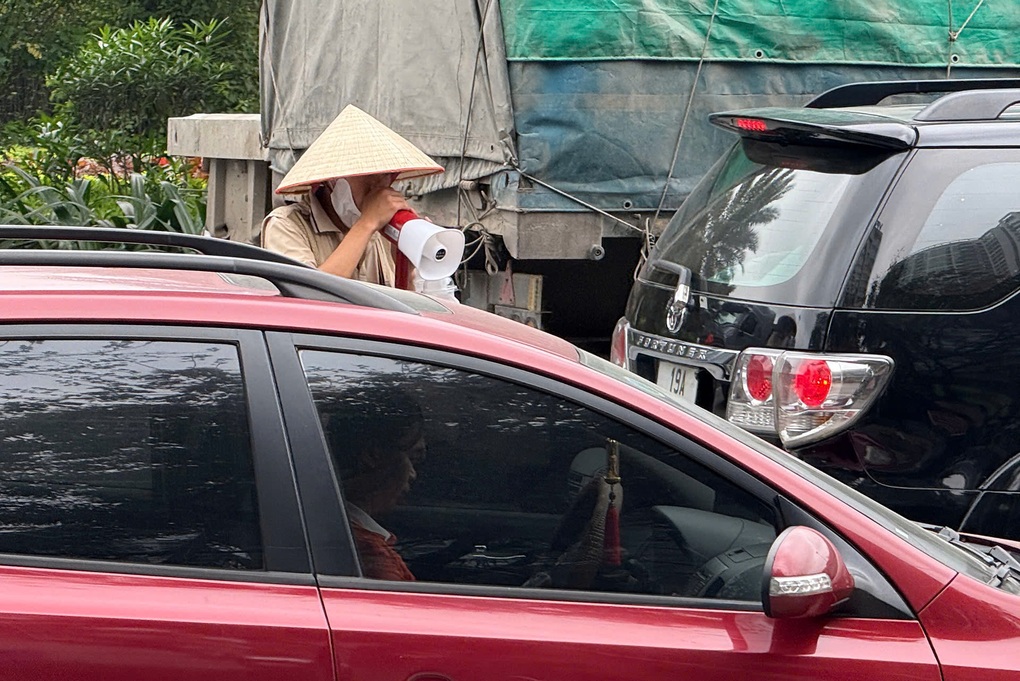 Đu bám ô tô giữa ngã tư để bán hàng, nhiều người bị CSGT Hà Nội xử phạt - 1 Đu bám ô tô giữa ngã tư để bán hàng, nhiều người bị CSGT Hà Nội xử phạt - 1