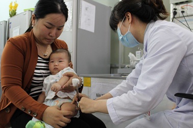 TPHCM: Bắt buộc tiêm vắc xin sởi khi trẻ 9 tháng tuổi