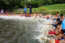 Ngăn kênh thủy lợi dạy bơi cho học sinh vùng lũ