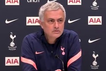 Ozil chê Tottenham, HLV Mourinho đáp trả "cực gắt"