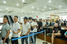 Hà Nội: Người dân xếp hàng rồng rắn đổi giấy phép lái xe