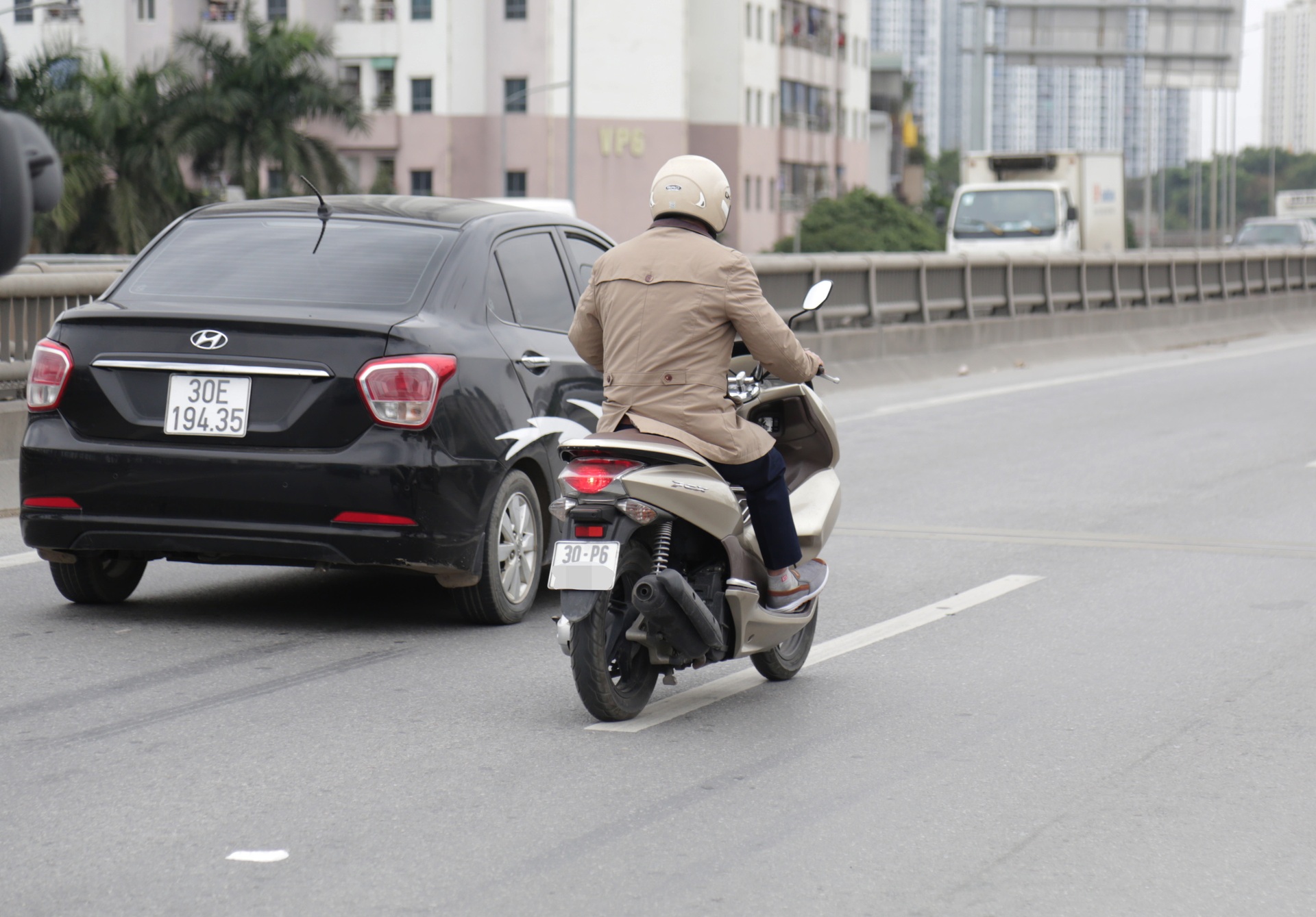 Tài xế xe ôm lên vành đai 3 trên cao bắt khách, đâm vỡ đèn ô tô - 11 Tài xế xe ôm lên vành đai 3 trên cao bắt khách, đâm vỡ đèn ô tô - 11