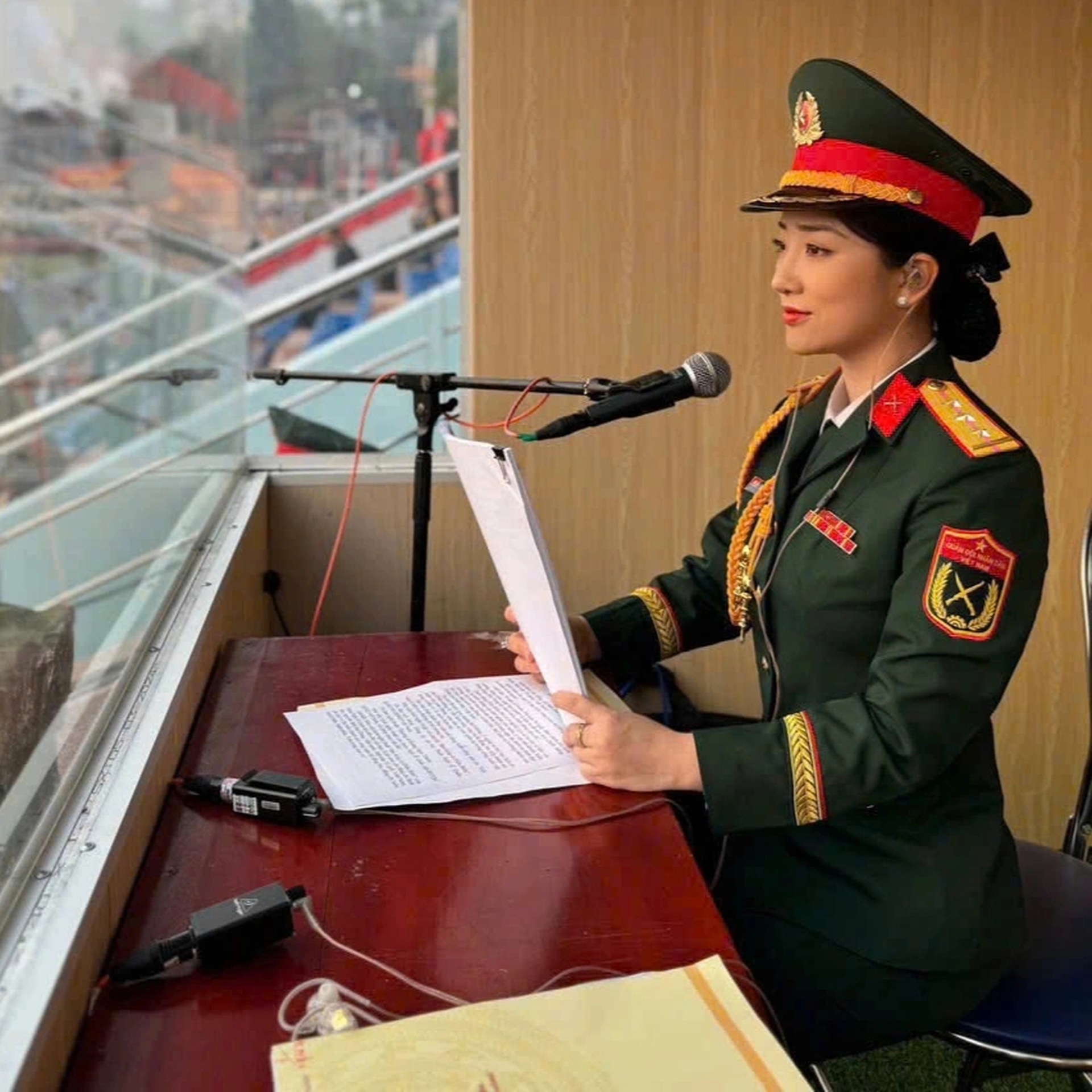 Nhan sắc xinh đẹp của nữ Thượng úy thuyết minh giọng miền Nam ở đại lễ A80 - 1 Nhan sắc xinh đẹp của nữ Thượng úy thuyết minh giọng miền Nam ở đại lễ A80 - 1