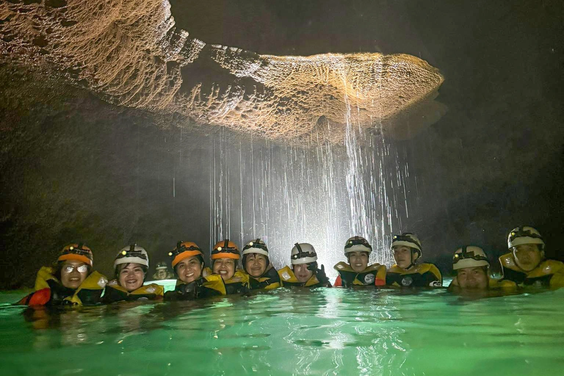 Vẻ đẹp siêu thực trong hang động có hồ nước bí ẩn treo lơ lửng - 5