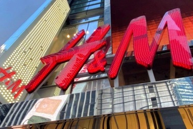 Sóng gió liệu đã qua với đế chế thời trang H&M?