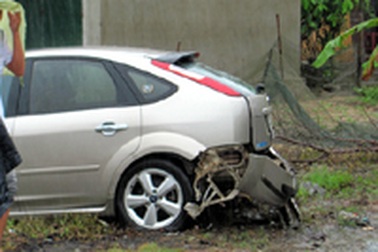 Mưa bão, xe con lao xuống ruộng