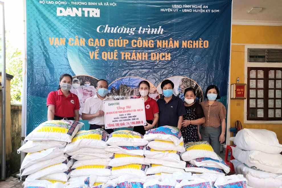 Tiếp tục chương trình Vạn cân gạo giúp công nhân nghèo về quê tránh dịch - 2 Tiếp tục chương trình Vạn cân gạo giúp công nhân nghèo về quê tránh dịch - 2