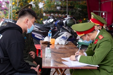 Phạt 4 người đi chợ Tết không đeo khẩu trang