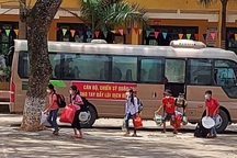 Cảm động chuyện thầy hiệu phó "xin" vào khu cách ly với 64 học sinh