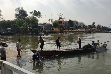 Chìm ghe cát trên sông Hậu, tài công tử vong