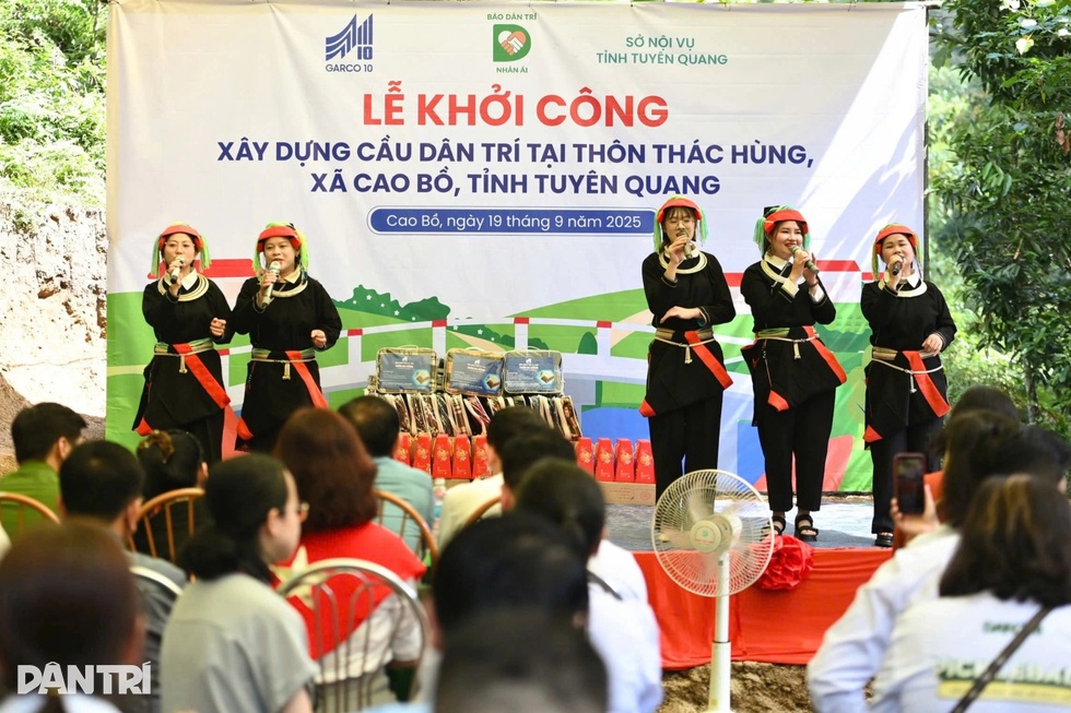 Niềm vui khó nói thành lời của đồng bào Dao trong ngày khởi công cầu
