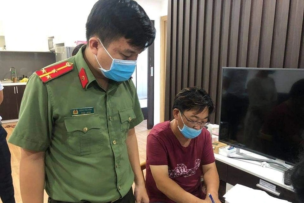 Đà Nẵng: Bắt 3 người Hàn Quốc tổ chức cho 300 chuyên gia nhập cảnh chui - 2 Đà Nẵng: Bắt 3 người Hàn Quốc tổ chức cho 300 chuyên gia nhập cảnh chui - 2