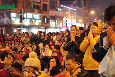 Hàng nghìn người ngồi lòng đường làm lễ cầu an ở chùa Phúc Khánh