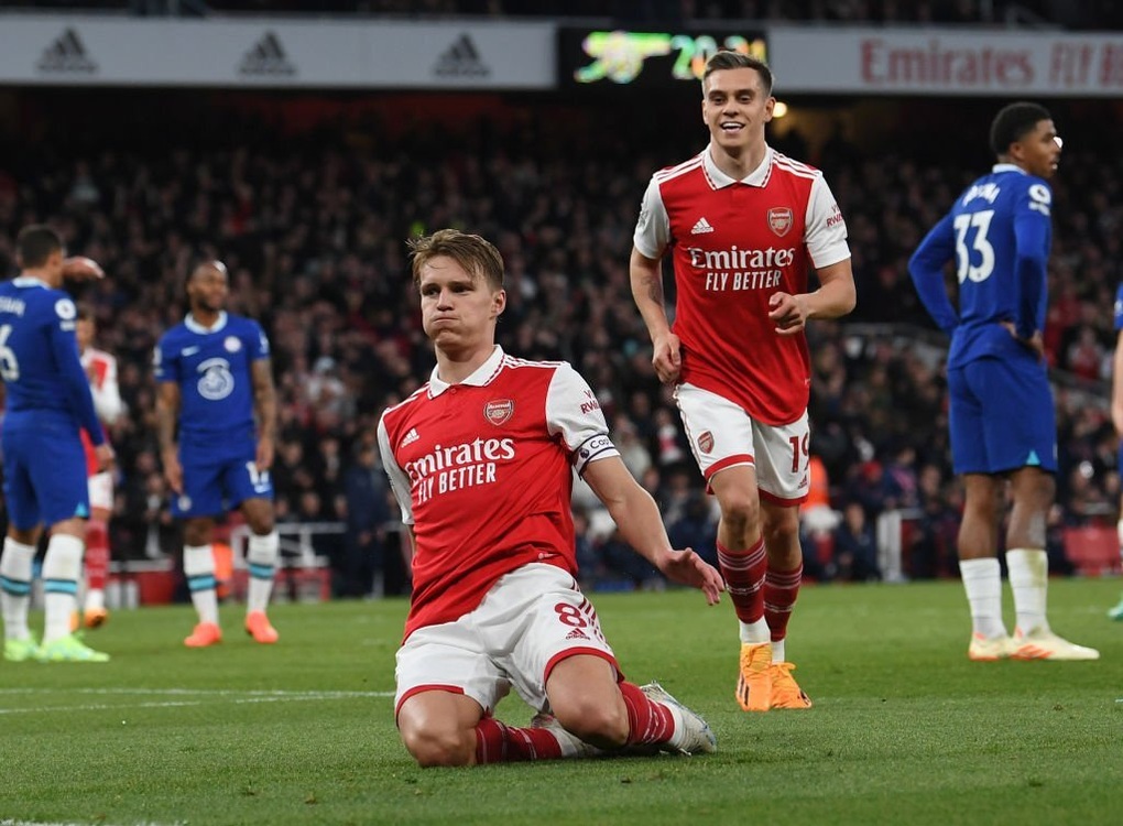 Đè bẹp Chelsea, Arsenal đòi lại ngôi đầu bảng từ Man City - 2 Đè bẹp Chelsea, Arsenal đòi lại ngôi đầu bảng từ Man City - 2