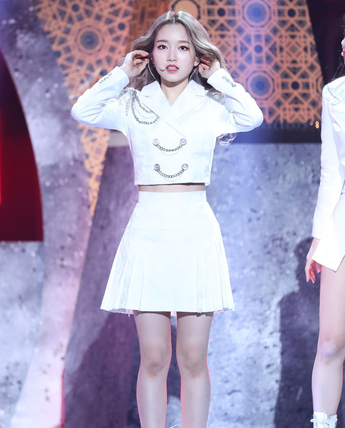 Hi hữu chuyện nữ idol đang thu âm thì... ho 2 cái, producer mang luôn âm thanh lạ lùng này vào bài hát vì không chói tai mà nghe dễ chịu? - Ảnh 3. Hi hữu chuyện nữ idol đang thu âm thì... ho 2 cái, producer mang luôn âm thanh lạ lùng này vào bài hát vì không chói tai mà nghe dễ chịu? - Ảnh 3.