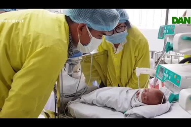 Vợ chồng trẻ nhận lại con sau 2 tháng xa cách