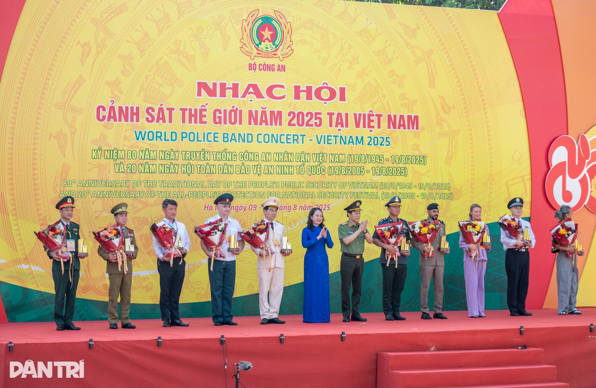 Cảnh sát Việt Nam, Nga, Trung Quốc hòa nhạc bên hồ Hoàn Kiếm - 1 Cảnh sát Việt Nam, Nga, Trung Quốc hòa nhạc bên hồ Hoàn Kiếm - 1