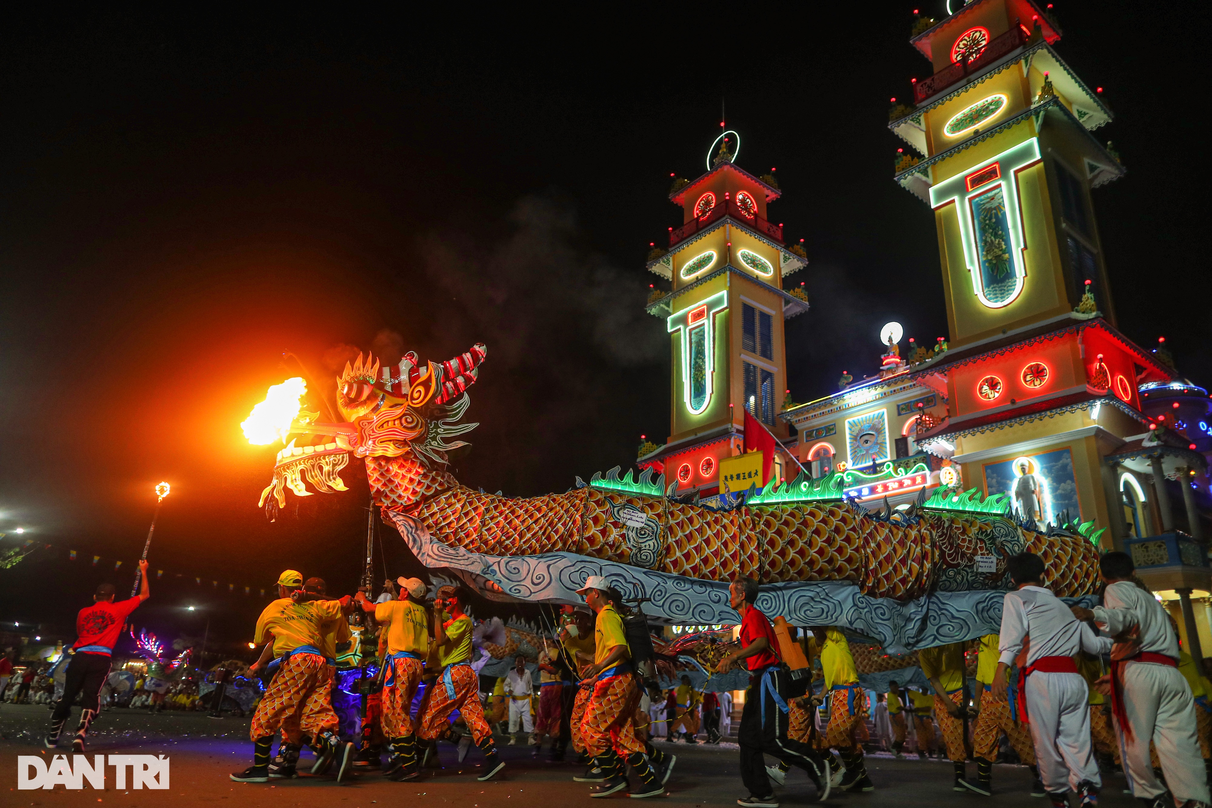 Biển người đội mưa, chen chân xem rồng phun lửa ở Tòa thánh Tây Ninh - 10